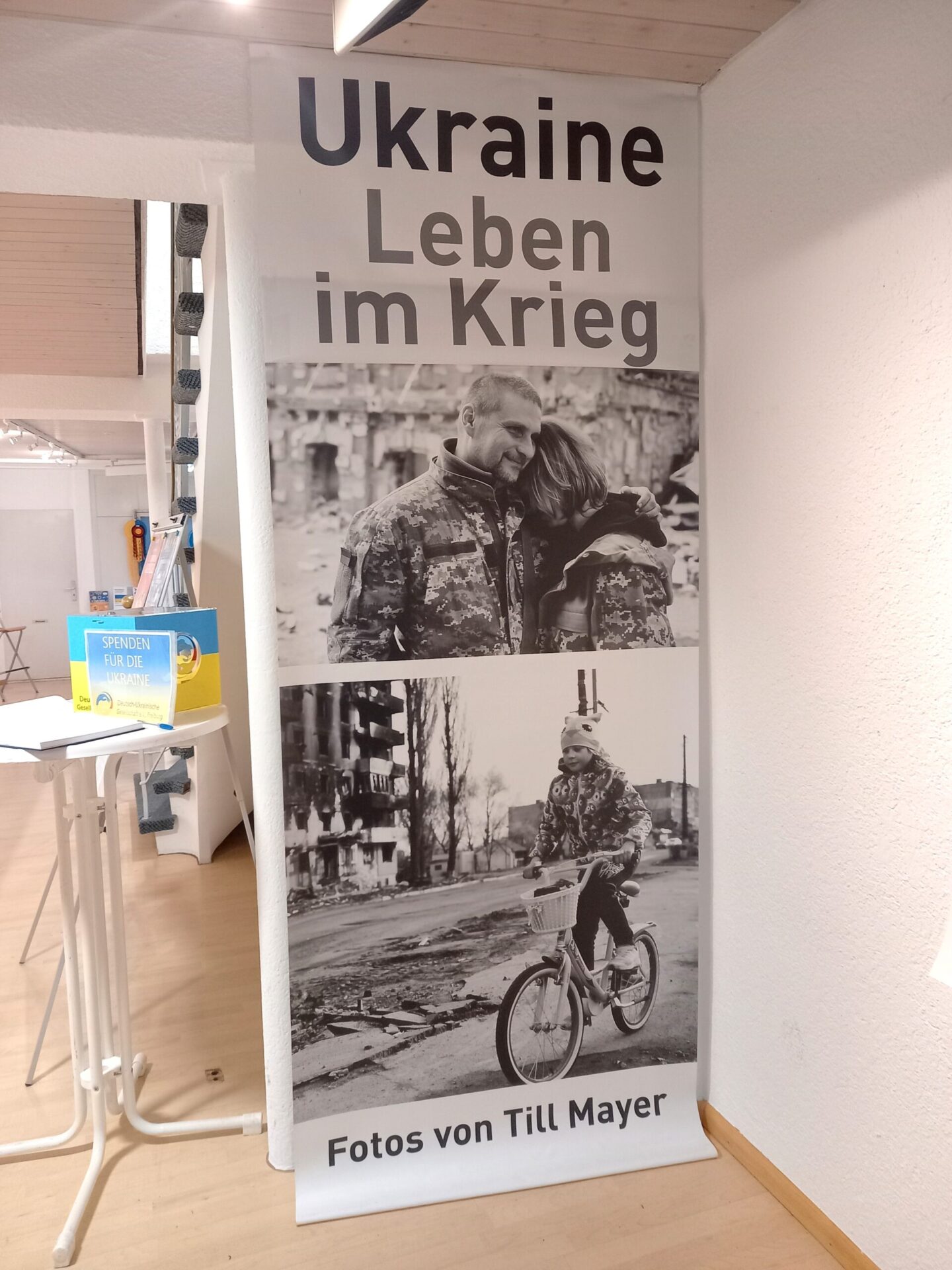 Fotografien der Ausstellung zum Ukraine-Krieg in Freiburg mit Szenen und Objekten zur Erinnerung an den Konflikt