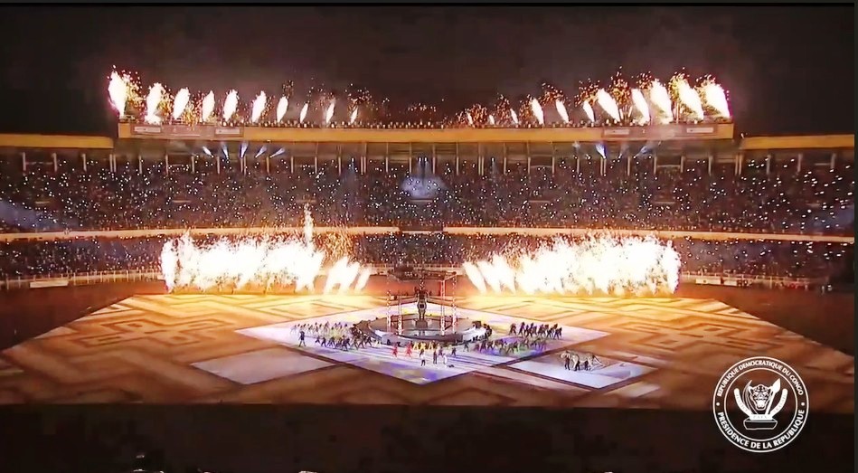 Olympische Zeremonie mit internationalen Delegationen im kulturellen und geopolitischen Kontext