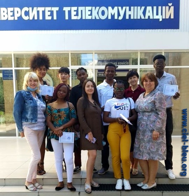 Internationale Studierende vor der Staatlichen Universität für Telekommunikation in Kiew