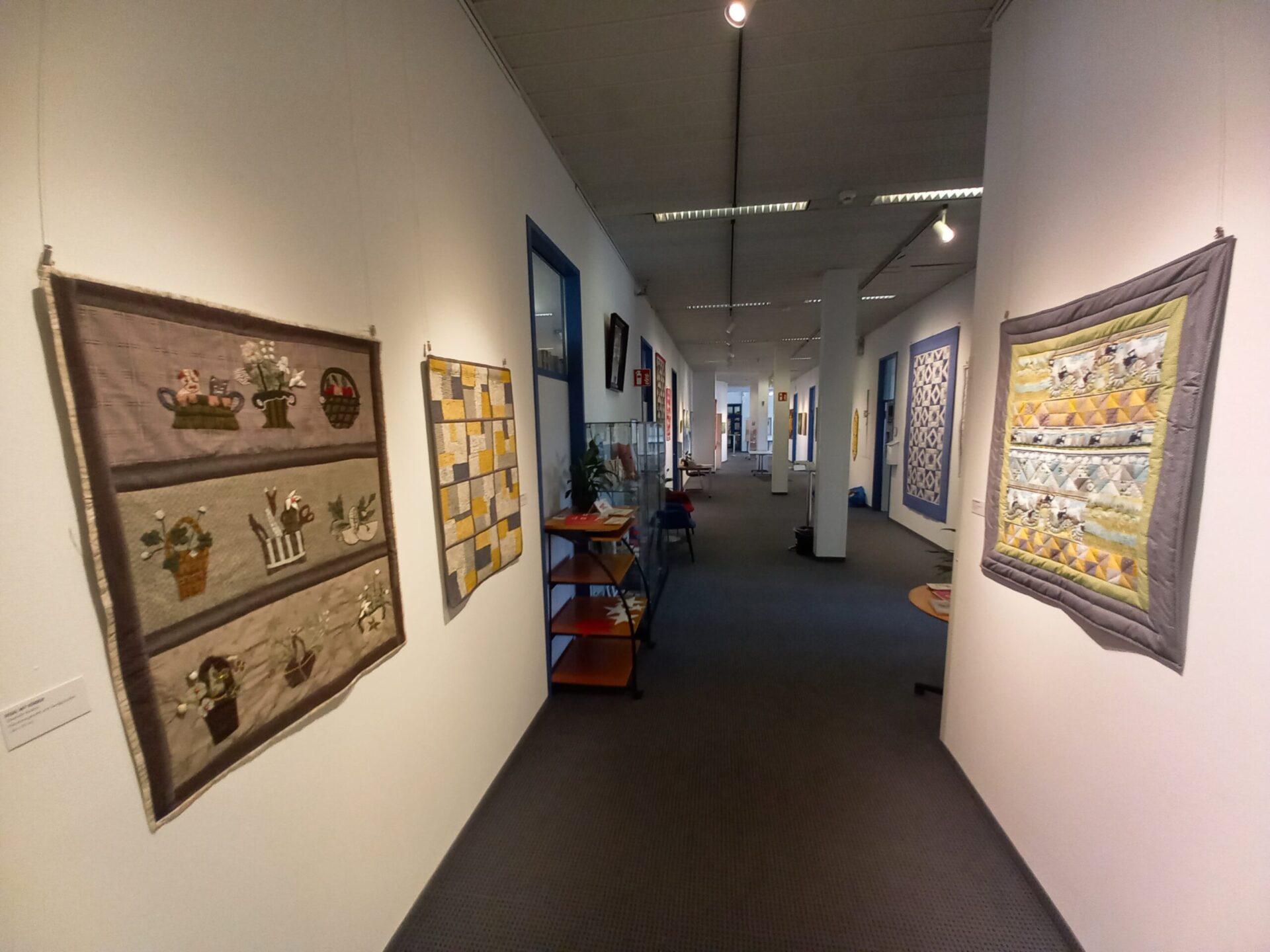 Textilarbeiten der Quiltclub-Ausstellung 2022 im Carl-Schurz-Haus Freiburg