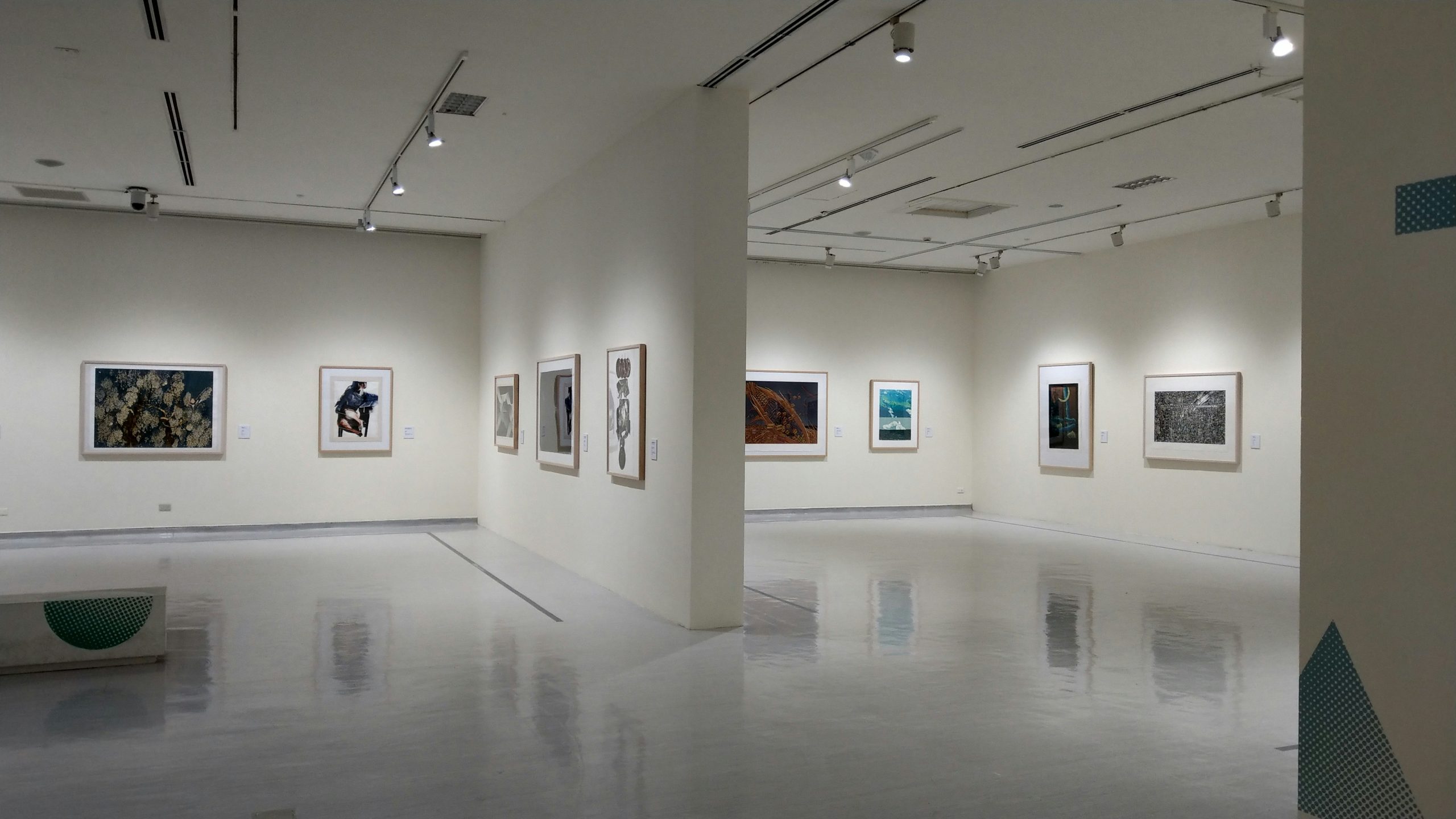 Zeitgenössische Kunstausstellung in einem europäischen Kulturraum