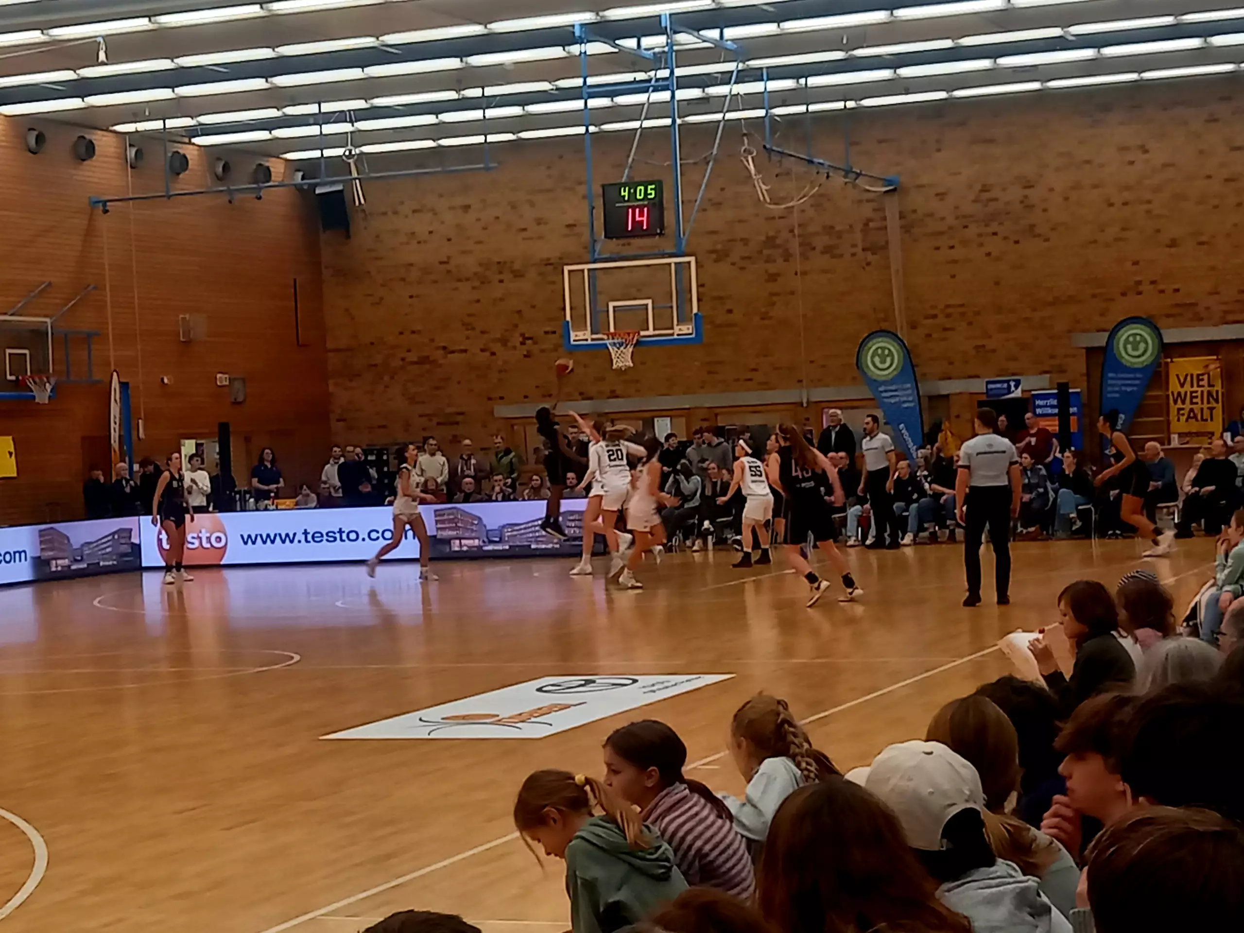 Frauenbasketballspiel zwischen Freiburg und Saarlouis in einer Sporthalle in Freiburg mit Publikum